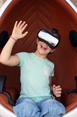 sanal gerçeklik kulaklık ile mutlu küçük kız