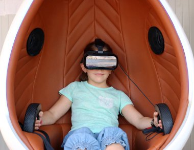 sanal gerçeklik kulaklık ile küçük kız