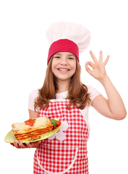 Menina feliz cozinhar com lasanha italiana e ok sinal de mão — Fotografia de Stock