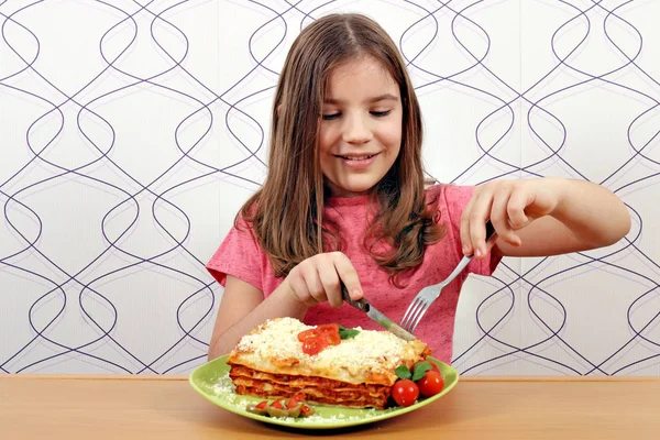 Hladová malá holčička jíst chutné lasagne — Stock fotografie