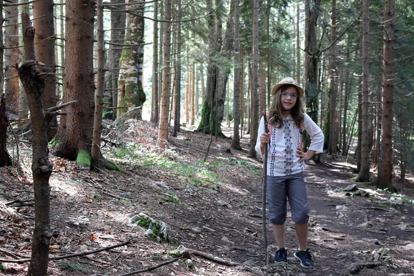 Красива маленька дівчинка ходить в лісі — стокове фото