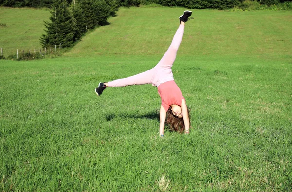 Felice bambina facendo volano sul campo verde — Foto Stock