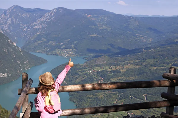 Menina caminhante com polegares para cima no ponto de vista da montanha — Fotografia de Stock