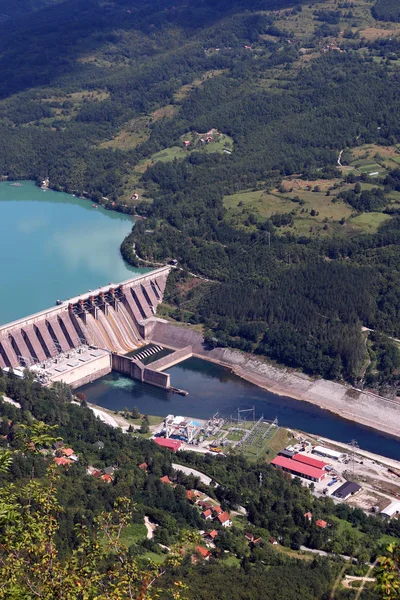 Elektrownia wodna na rzece — Zdjęcie stockowe