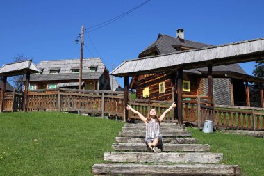 başparmak yukarıya eski köyün mutlu küçük kız