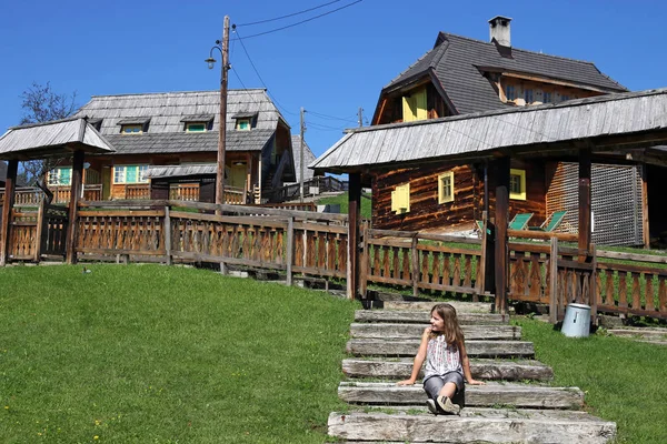 Šťastná holčička ve staré vesnici — Stock fotografie