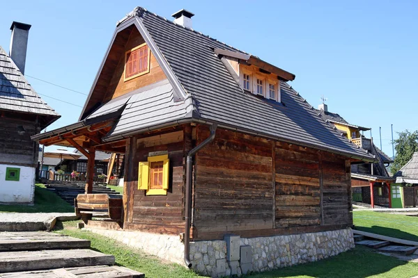 Casas de madeira na aldeia de montanha — Fotografia de Stock