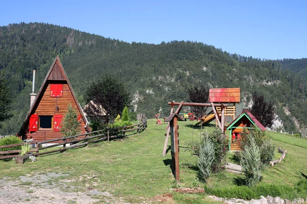 Wooden cottage on mountain landscape — Stock Photo, Image