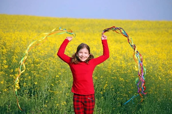 Glückliches kleines Mädchen spielt auf dem Feld Frühling — Stockfoto