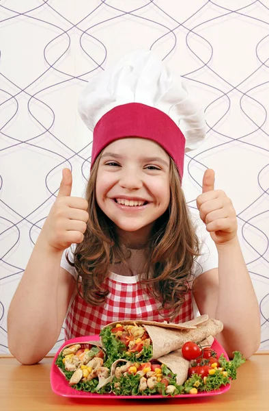 Menina feliz cozinhar com burritos e polegar para cima — Fotografia de Stock