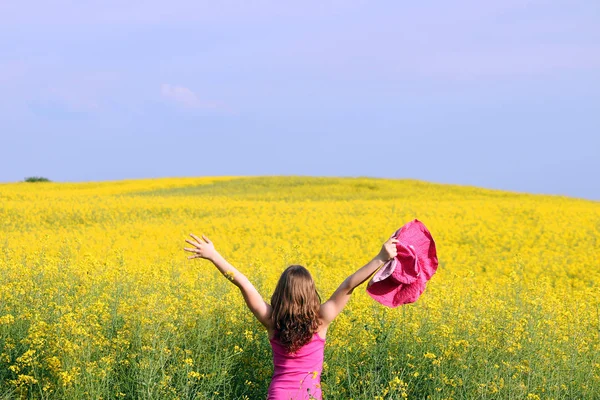Menina com as mãos para cima desfrutar de estação de primavera — Fotografia de Stock