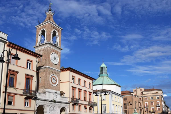 Óratorony mérföldkőnek számító Piazza Tre Martiri Rimini, Olaszország — Stock Fotó