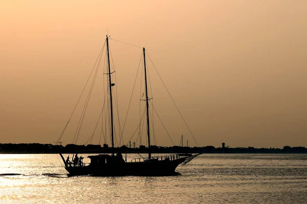 Silhouette de voilier sur la mer saison estivale — Photo