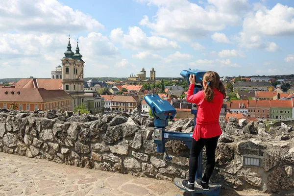Holčička se dívá dalekohledem památky na Eger citys — Stock fotografie
