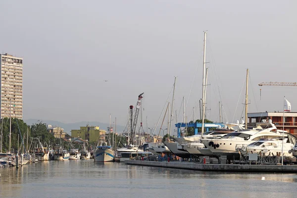 Boten en jachten Rimini poort — Stockfoto