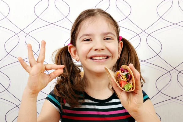 Šťastná holčička s tacos a značka ok ruky — Stock fotografie
