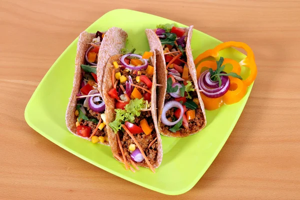 Plaka lokanta üzerinde üç tacos — Stok fotoğraf