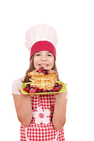 Счастливая маленькая девочка готовить с блинчиками на тарелке — стоковое фото