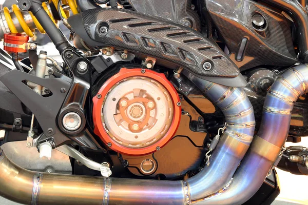 Мощный двигатель мотоцикла близко — стоковое фото