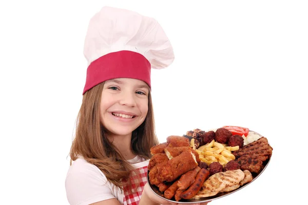 Щаслива маленька дівчинка готує з м'ясом та салатом на тарілці — стокове фото