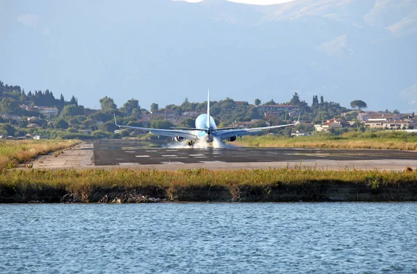 Passagier vliegtuig landing op de luchthaven van Corfu zomerseizoen — Stockfoto