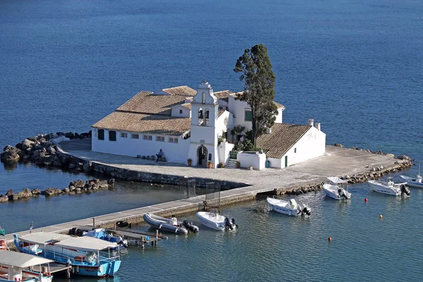 Monasterio de Vlacherna isla de Corfú Grecia temporada de verano —  Fotos de Stock
