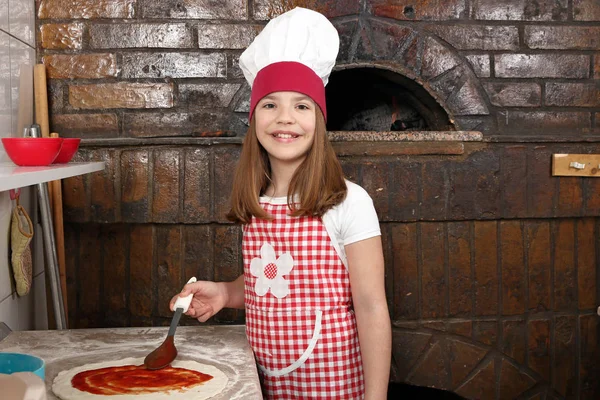 Ευτυχισμένη κοριτσάκι μαγειρέψουν πραγματική Πίτσα — Φωτογραφία Αρχείου