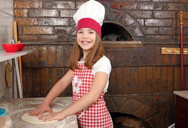 Küçük kız cook gerçek pizza pizzacı — Stok fotoğraf