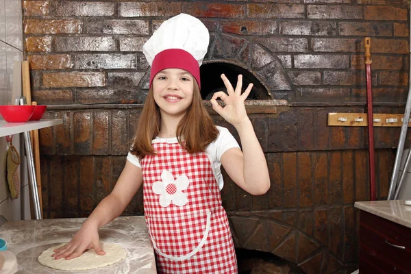 Menina feliz cozinhar na pizzaria — Fotografia de Stock