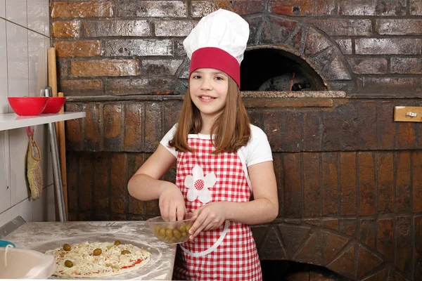 Menina feliz cozinhar pizza real na pizzaria — Fotografia de Stock