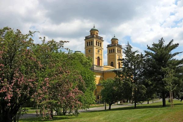 De basiliek van de kathedraal van Eger torens landmark — Stockfoto