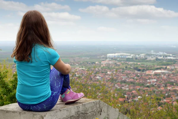Маленькая девочка смотрит на город — стоковое фото