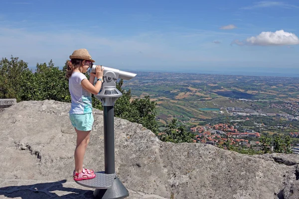 Little girl looking through sightseeing binoculars on San Marino — Stock Photo, Image