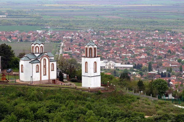 Église blanche sur paysage de colline — Photo