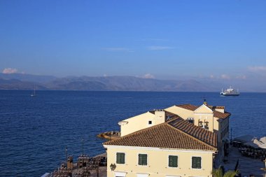feribot tekne yelken yaz sezonu yakınındaki Korfu Adası Yunanistan