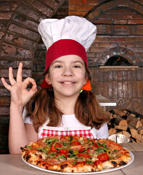 Menina feliz cozinhar com pizza e ok sinal de mão — Fotografia de Stock