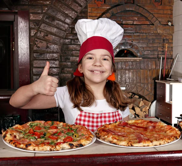快乐的小女孩用比萨饼和拇指做饭 — 图库照片