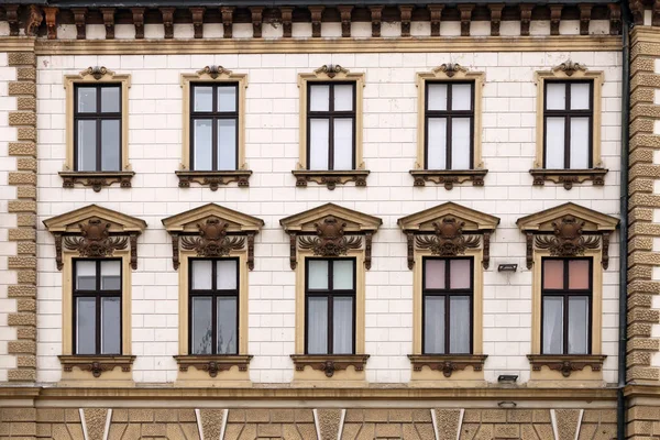 Antiguo edificio ventanas Pecs Hungría — Foto de Stock