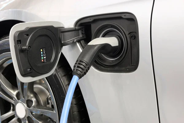 Elektrische auto wordt opgeladen — Stockfoto