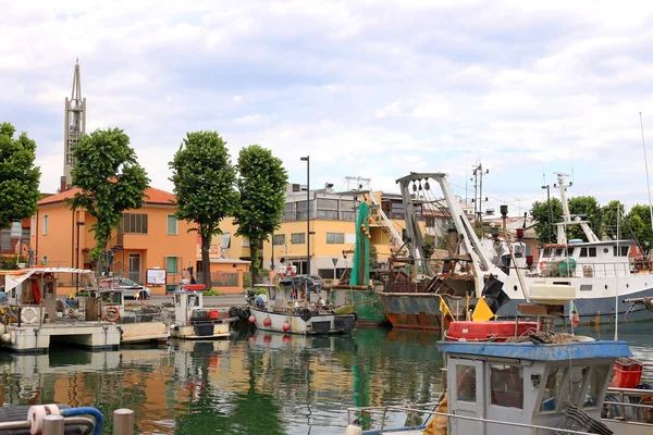 Yaz sezonunda balıkçı tekneleri limanda Rimini İtalya — Stok fotoğraf
