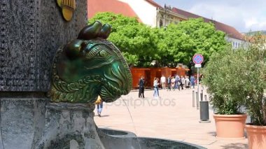 Cadde ve Zsolnay çeşme Pecs Macaristan
