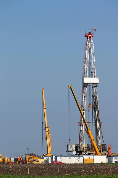 Land oil drilling rig on field — Stock Photo, Image