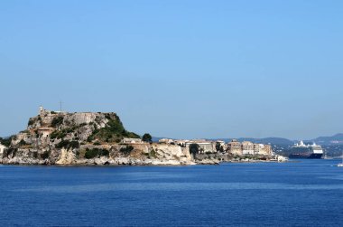 Yaz sezonu eski Corfu kale ve kruvazör gemi