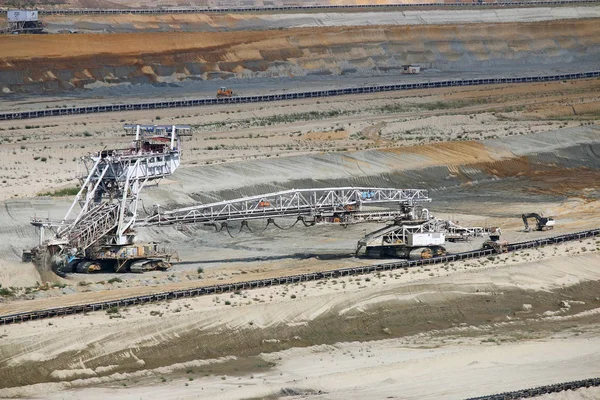 Екскаватор копає на вугільній шахті відкритого ями — стокове фото