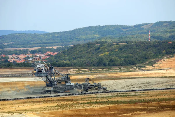 Excavadora gigante excavando en mina de carbón a cielo abierto — Foto de Stock
