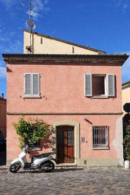 eski ev ve skuter Rimini İtalya