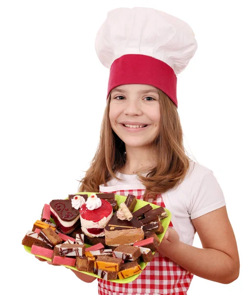 Menina feliz cozinhar com bolos sobremesa — Fotografia de Stock