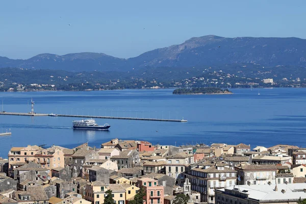 Trajekt plující poblíž Corfu town Řecko letní sezóny — Stock fotografie