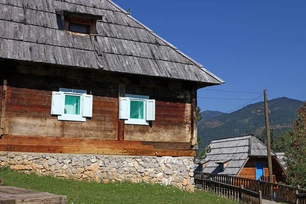 Horská vesnice s dřevěnými chatami — Stock fotografie