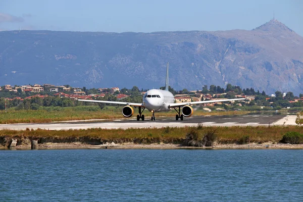 Passagier vliegtuig op Corfu luchthaven zomerseizoen — Stockfoto